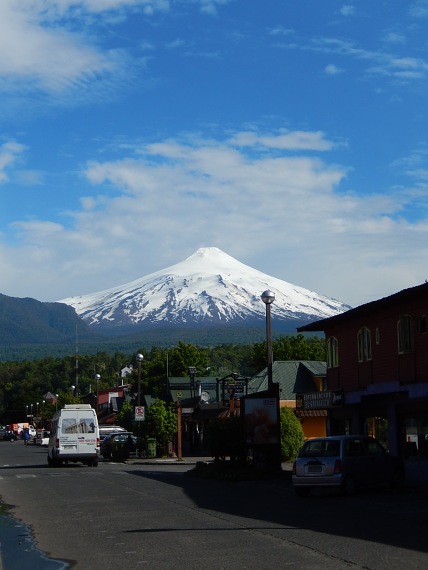 Las calles de Pucón con el volcán Villarrica 