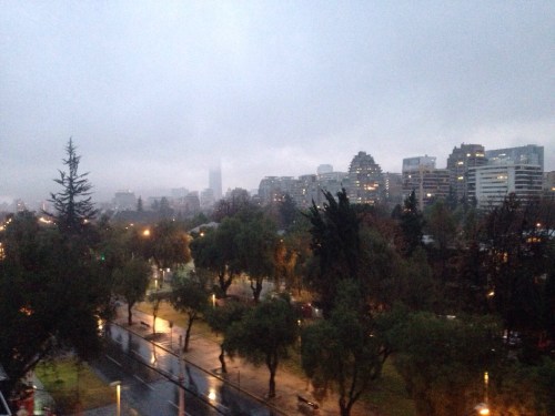 Al fin llueve en Santiago. Carolina nos manda esta foto desde su balcón ;)