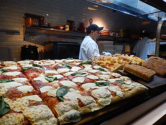 Rincón italiano en el Chelsea Market, atendido por latinos, entre otros